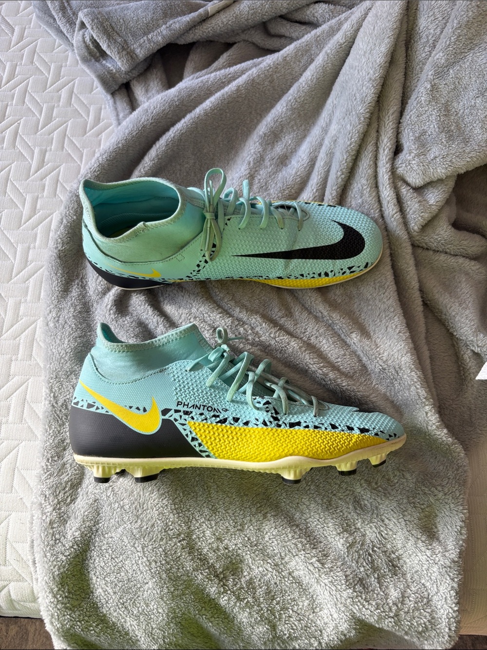 Nike Mens Aqua and Yellow Soccer Cleats